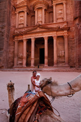 pareja de camellos junto a madre e hija en Petra