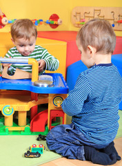 Spielende Kinder im Kindergarten