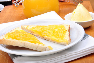 Zitronenaufstrich auf einer Scheibe Toastbrot