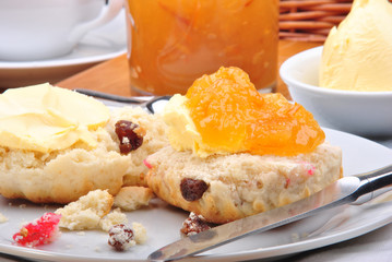 englisches Teegebäck mit Orangenmarmelade