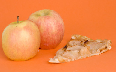 tarte aux pommes sur fond orange