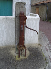 Vieille fontaine rouillée