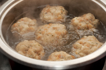 Knödel kochen
