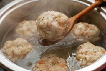 Knödel kochen