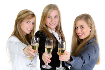 drei frauen beim sekttrinken