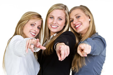 drei junge frauen zeigen mit dem finger