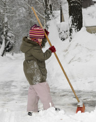 Kleines Mädchen fegt Schnee