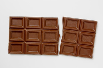 白背景に割れた板チョコレートのアップ