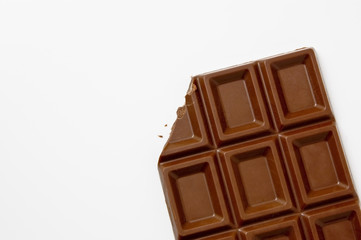 白背景に食べかけの板チョコレートのアップ