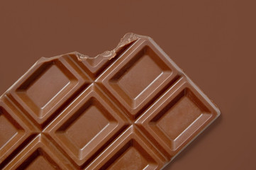 白背景に割れた板チョコレートのアップ