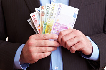 H&auml;nde halten Euro-Geldscheine