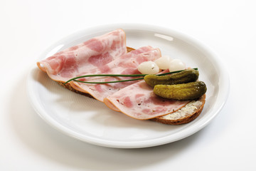 Wurstbrot mit Gürkchen