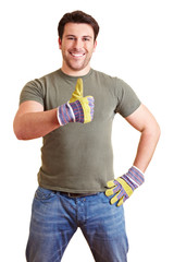 Handwerker hält Daumen hoch