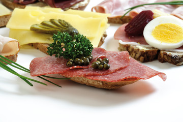 Salamibrot auf kalter Platte