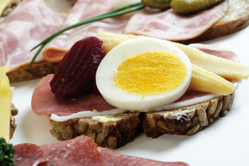 Schinkenbrot auf kalter Platte, garniert