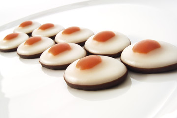 Fondant-Eier in Zweierreihe