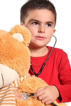 bambino gioca al medico con orsacchiotto