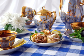 Rosettes from apples and dough