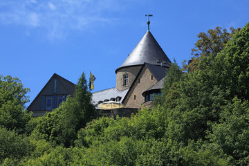 Fototapeta na wymiar Blick auf das Schloss Waldeck. Widok zamku Waldeck.