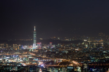 Fototapeta na wymiar Noc sceny z miasta Tajpej z nieba