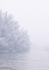 Obraz na płótnie Canvas Zimowy poranek na rzece