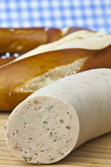 Weißwurst mit Brezel im Anschnitt