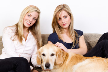 mit hund auf der couch