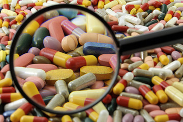 tabletten hinter lupe