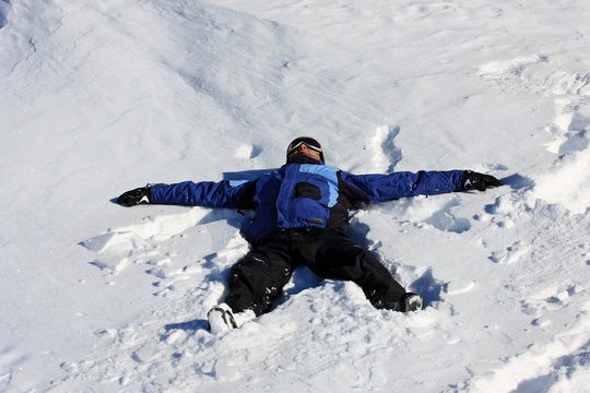 sdraiarsi sulla neve