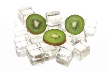 Gordijnen Kiwi op ijsblokjes © Digitalpress