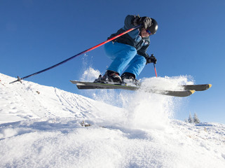 Fototapeta na wymiar Man uprawiania ekstremalnych narciarskich na słoneczny dzień