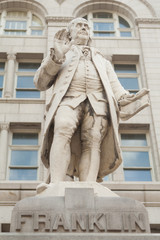 Fototapeta na wymiar Statua Ben Franklin Old Post Office Building Washington DC, USA