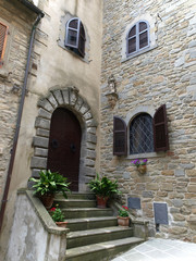 Obraz na płótnie Canvas schody i drzwi w starym domu w Toskanii