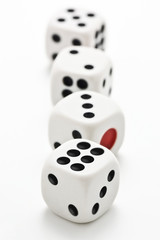 白背景に複数のサイコロ