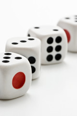 白背景に複数のサイコロ