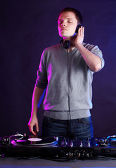 DJ am Mischpult mit Kopfhörer
