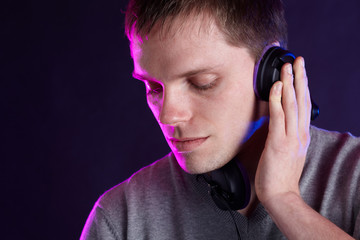junger Mann hört Musik