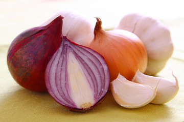 zwiebel und knoblauch