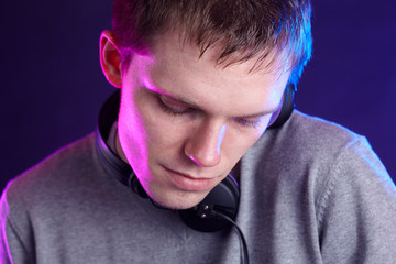 DJ beim Auflegen