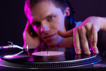 DJ am Scratchen