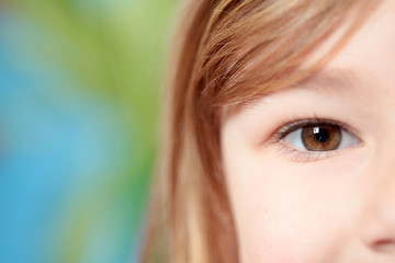 Close up Auge mit grün/blauem Hintergrund