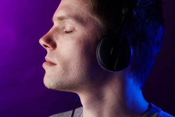 junger Mann hört Musik