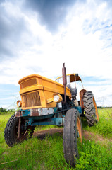 Obraz premium Old yellow farm tractor