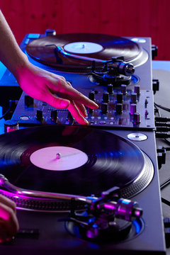 DJ an den Turntables
