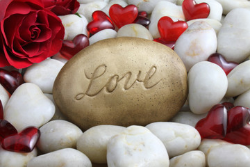 Stein mit der Inschrift Love