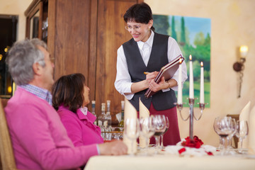 kellnerin nimmt bestellung auf