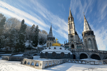 Neige sur la cathédrale de Lourdes