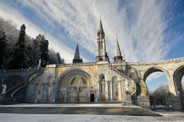 Hiver sur la basilique de Lourdes