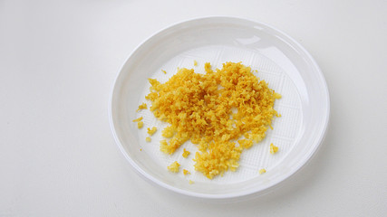 scaglie di buccia limone grattugiato
