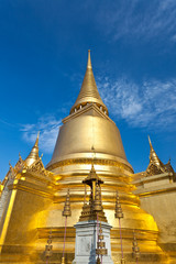 Naklejka premium grand palace golden pagoda against blue sky